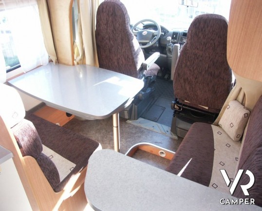 Chausson Flash 26: camper semintegrale usato con letto basculante e garage, recente su Ducato 2.3 M-Jet