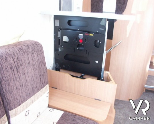 Chausson Flash 26: camper semintegrale usato con letto basculante e garage, recente su Ducato 2.3 M-Jet