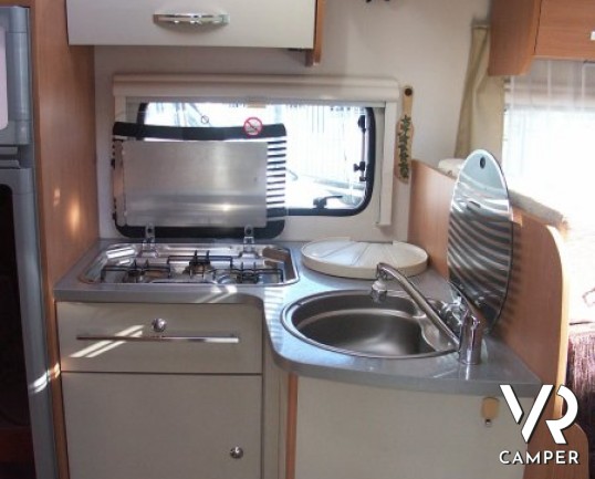 Chausson Flash 26: camper semintegrale usato con letto basculante e garage, recente su Ducato 2.3 M-Jet