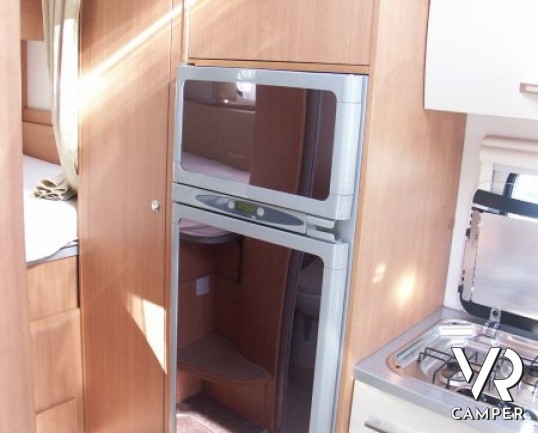 Chausson Flash 26: camper semintegrale usato con letto basculante e garage, recente su Ducato 2.3 M-Jet