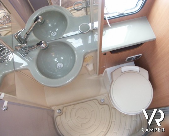 Chausson Flash 26: camper semintegrale usato con letto basculante e garage, recente su Ducato 2.3 M-Jet