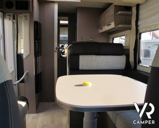Chausson Welcome 610 G: camper semintegrale semi nuovo con ampio garage, letto basculante, immatricolato 11/2014, modello 2015 con pochissimi chilomet