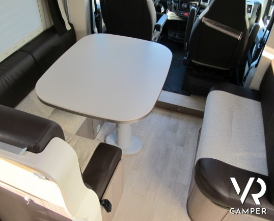 Chausson Welcome 610 G: camper semintegrale semi nuovo con ampio garage, letto basculante, immatricolato 11/2014, modello 2015 con pochissimi chilomet
