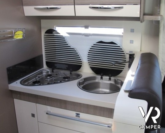 Chausson Welcome 610 G: camper semintegrale semi nuovo con ampio garage, letto basculante, immatricolato 11/2014, modello 2015 con pochissimi chilomet