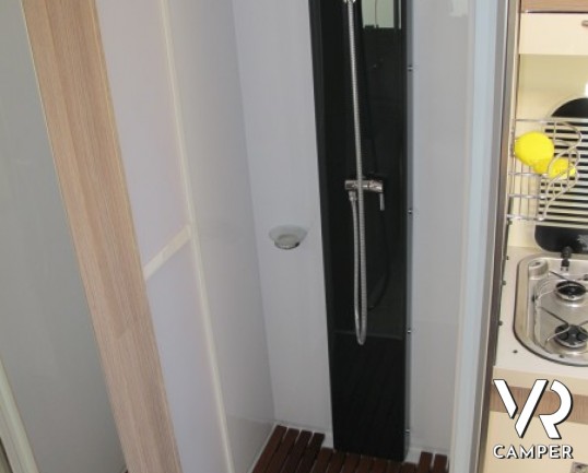 Chausson Welcome 610 G: camper semintegrale semi nuovo con ampio garage, letto basculante, immatricolato 11/2014, modello 2015 con pochissimi chilomet