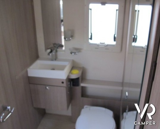 Chausson Welcome 610 G: camper semintegrale semi nuovo con ampio garage, letto basculante, immatricolato 11/2014, modello 2015 con pochissimi chilomet