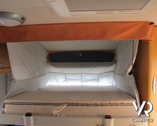 Chausson Welcome 65: camper usato semintegrale con letto basculante e letti a castello.