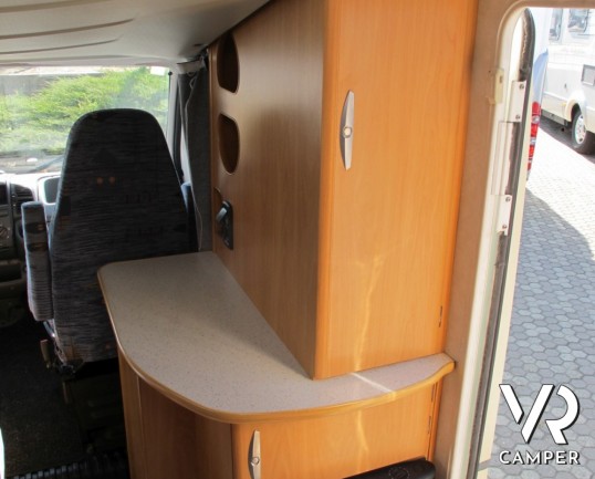 Chausson Welcome 65: camper usato semintegrale con letto basculante e letti a castello.