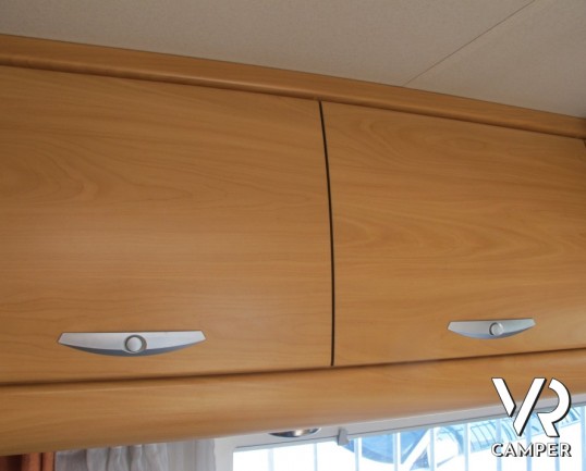 Chausson Welcome 65: camper usato semintegrale con letto basculante e letti a castello.