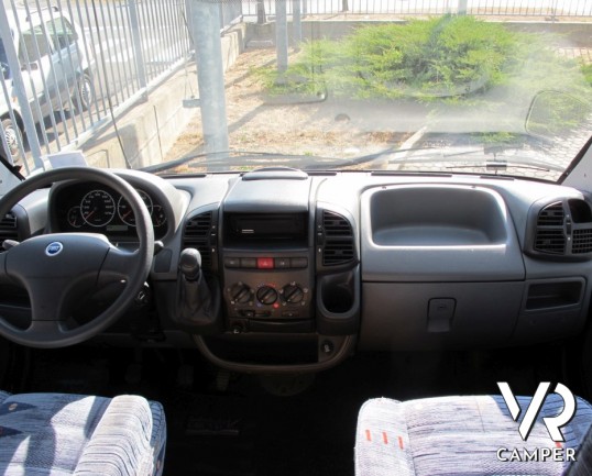 Chausson Welcome 65: camper usato semintegrale con letto basculante e letti a castello.