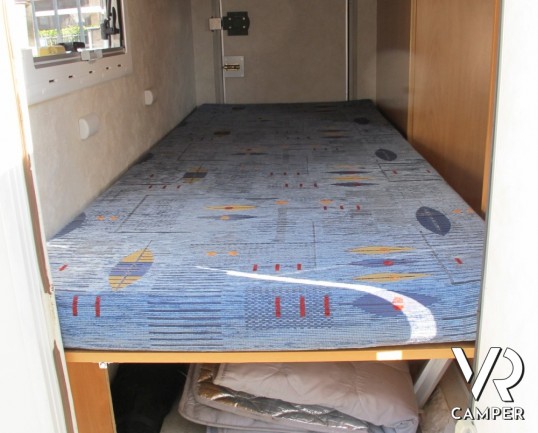 Chausson Welcome 65: camper usato semintegrale con letto basculante e letti a castello.