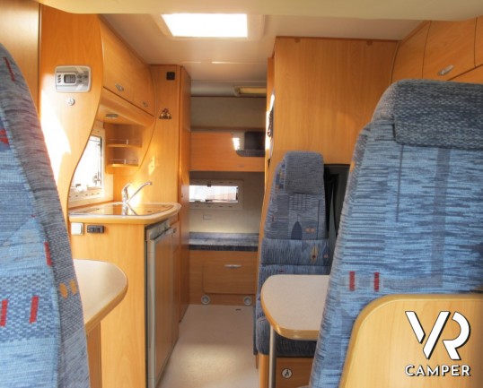 Chausson Welcome 65: camper usato semintegrale con letto basculante e letti a castello.