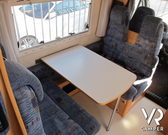 Chausson Welcome 65: camper usato semintegrale con letto basculante e letti a castello.