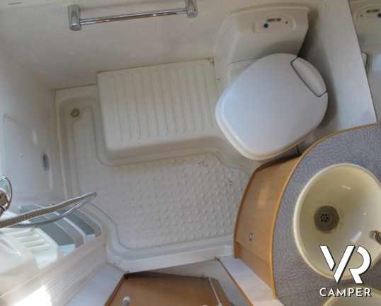 Chausson Welcome 65: camper usato semintegrale con letto basculante e letti a castello.