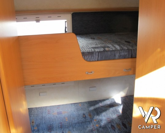 Chausson Welcome 65: camper usato semintegrale con letto basculante e letti a castello.