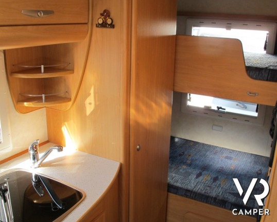 Chausson Welcome 65: camper usato semintegrale con letto basculante e letti a castello.