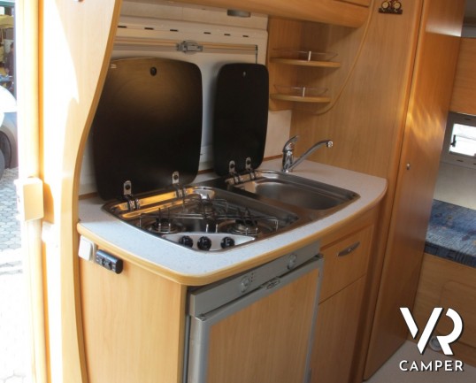 Chausson Welcome 65: camper usato semintegrale con letto basculante e letti a castello.