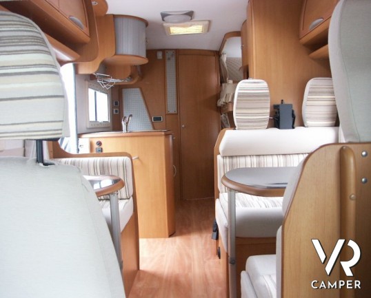 CI Mizar GLT: camper usato mansardato 7 posti letto, con ampia cucina e pochi chilometri.