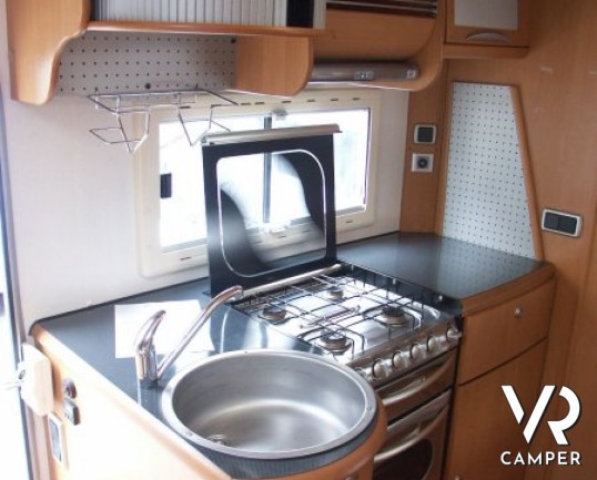 CI Mizar GLT: camper usato mansardato 7 posti letto, con ampia cucina e pochi chilometri.