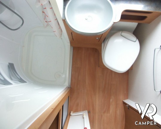 CI Mizar GLT: camper usato mansardato 7 posti letto, con ampia cucina e pochi chilometri.