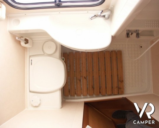 CI Riviera Garage: camper mansardato usato a Torino con ampio Garage e letto matrimoniale comodo.