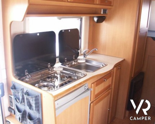 CI Riviera Garage: camper mansardato usato a Torino con ampio Garage e letto matrimoniale comodo.