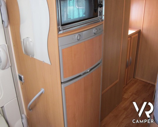 CI Riviera 95 P: camper semintegrale usato con letto alla francese posteriore e ampio bagno con doccia separata.