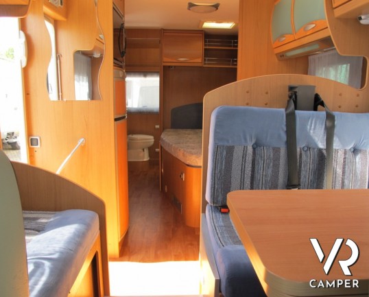 CI Riviera 95 P: camper semintegrale usato con letto alla francese posteriore e ampio bagno con doccia separata.