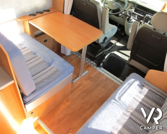 CI Riviera 95 P: camper semintegrale usato con letto alla francese posteriore e ampio bagno con doccia separata.