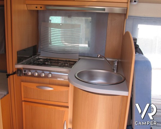 CI Riviera 95 P: camper semintegrale usato con letto alla francese posteriore e ampio bagno con doccia separata.