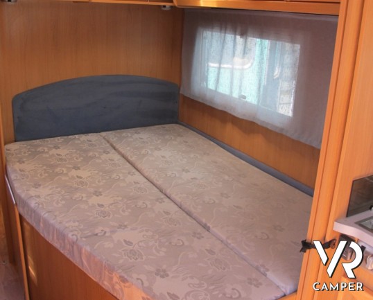 CI Riviera 95 P: camper semintegrale usato con letto alla francese posteriore e ampio bagno con doccia separata.