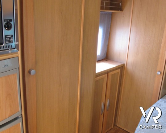 CI Riviera 95 P: camper semintegrale usato con letto alla francese posteriore e ampio bagno con doccia separata.