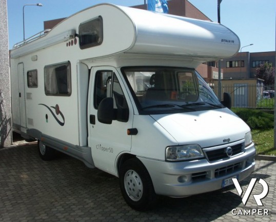 Elnagh Clipper 50: camper mansardato usato 7 posti, con doppia dinette, dotato di veranda e portabici. ItaliaVR vendita camper nuovi e usati a Torino