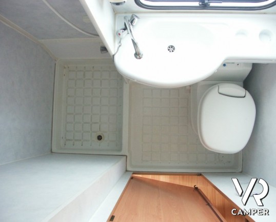 Elnagh Clipper 50: camper occasione a Torino, 7 posti a dormire e 7 posti a viaggiare, con letto a castello e pannello solare