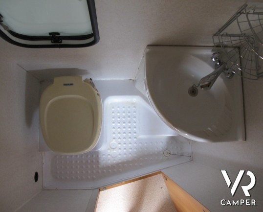 Elnagh Clipper: camper mansardato usato a Torino molto ben accessoriato, ottimo per prime esperienze con la famiglia