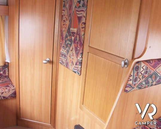 Elnagh Doral 108: camper mansardato usato in vendita a Torino con garanzie, dinette classica e letti a castello laterali su meccanica Ford Transit.