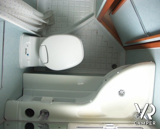 Elnagh Doral 108: camper mansardato usato in vendita a Torino con garanzie, dinette classica e letti a castello laterali su meccanica Ford Transit.