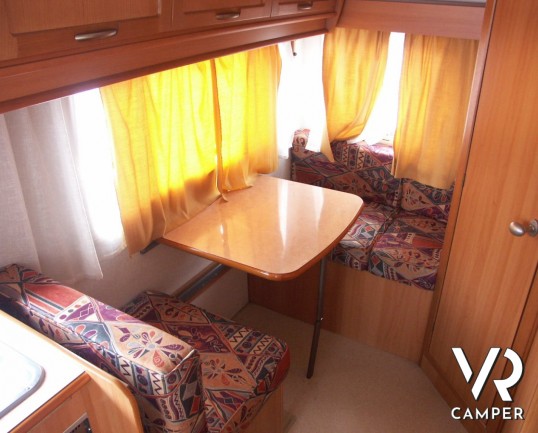 Elnagh Doral 108: camper mansardato usato in vendita a Torino con garanzie, dinette classica e letti a castello laterali su meccanica Ford Transit.