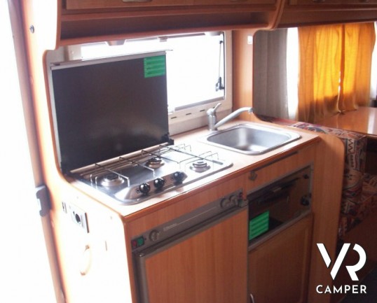 Elnagh Doral 108: camper mansardato usato in vendita a Torino con garanzie, dinette classica e letti a castello laterali su meccanica Ford Transit.