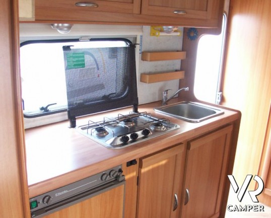 Elnagh Marlin 58: camper usato d'occasione per prime esperienza, sei posti con letti a castello e bagno grande