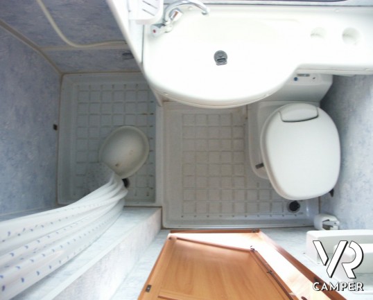 Elnagh Marlin 58: camper usato d'occasione per prime esperienza, sei posti con letti a castello e bagno grande