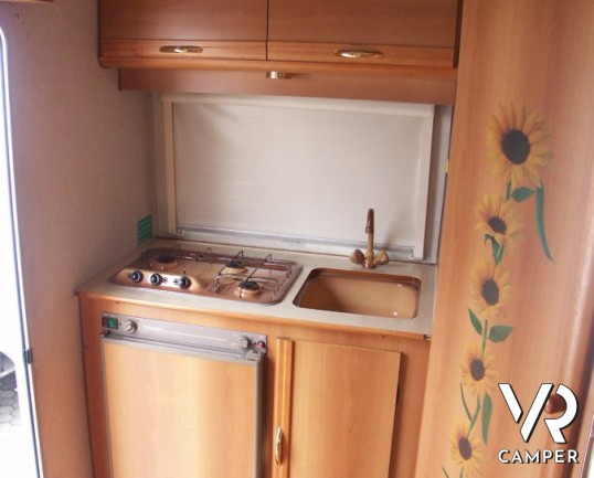 Elnagh Marlin 59: autocaravan usato 5 posti letto, con divano fronte dinette e cucina e bagno in coda