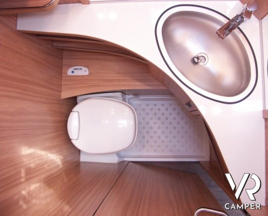Eriba Exciting 470: caravan nuova con grandi spazi interni e leggera durante il Trasporto. Letto nautico e dinette a ferro di cavallo.