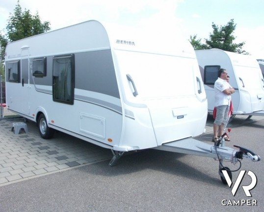 Eriba Exciting 470: caravan nuova con grandi spazi interni e leggera durante il Trasporto. Letto nautico e dinette a ferro di cavallo.