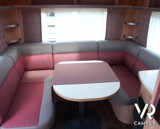 Eriba Exciting 470: caravan nuova con grandi spazi interni e leggera durante il Trasporto. Letto nautico e dinette a ferro di cavallo.
