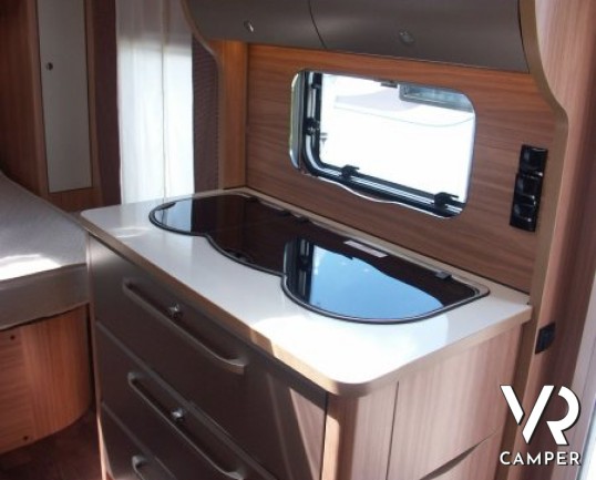 Eriba Exciting 470: caravan nuova con grandi spazi interni e leggera durante il Trasporto. Letto nautico e dinette a ferro di cavallo.