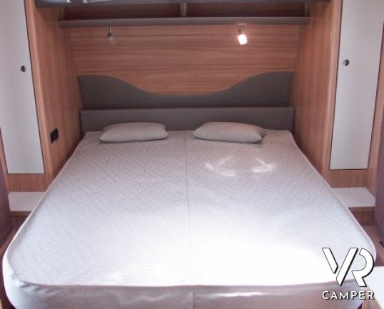 Eriba Exciting 470: caravan nuova con grandi spazi interni e leggera durante il Trasporto. Letto nautico e dinette a ferro di cavallo.