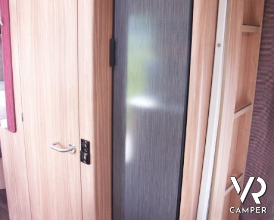 Eriba Exciting 470: caravan nuova con grandi spazi interni e leggera durante il Trasporto. Letto nautico e dinette a ferro di cavallo.