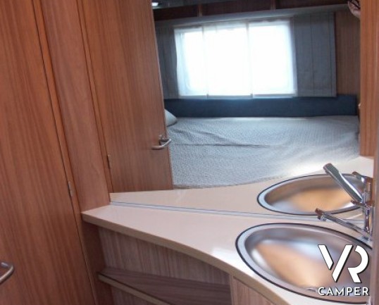 Eriba Exciting 485:caravan nuova a Torino con letto alla francese comodo, doccia separata e ampia dinette