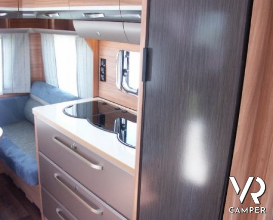 Eriba Exciting 485:caravan nuova a Torino con letto alla francese comodo, doccia separata e ampia dinette